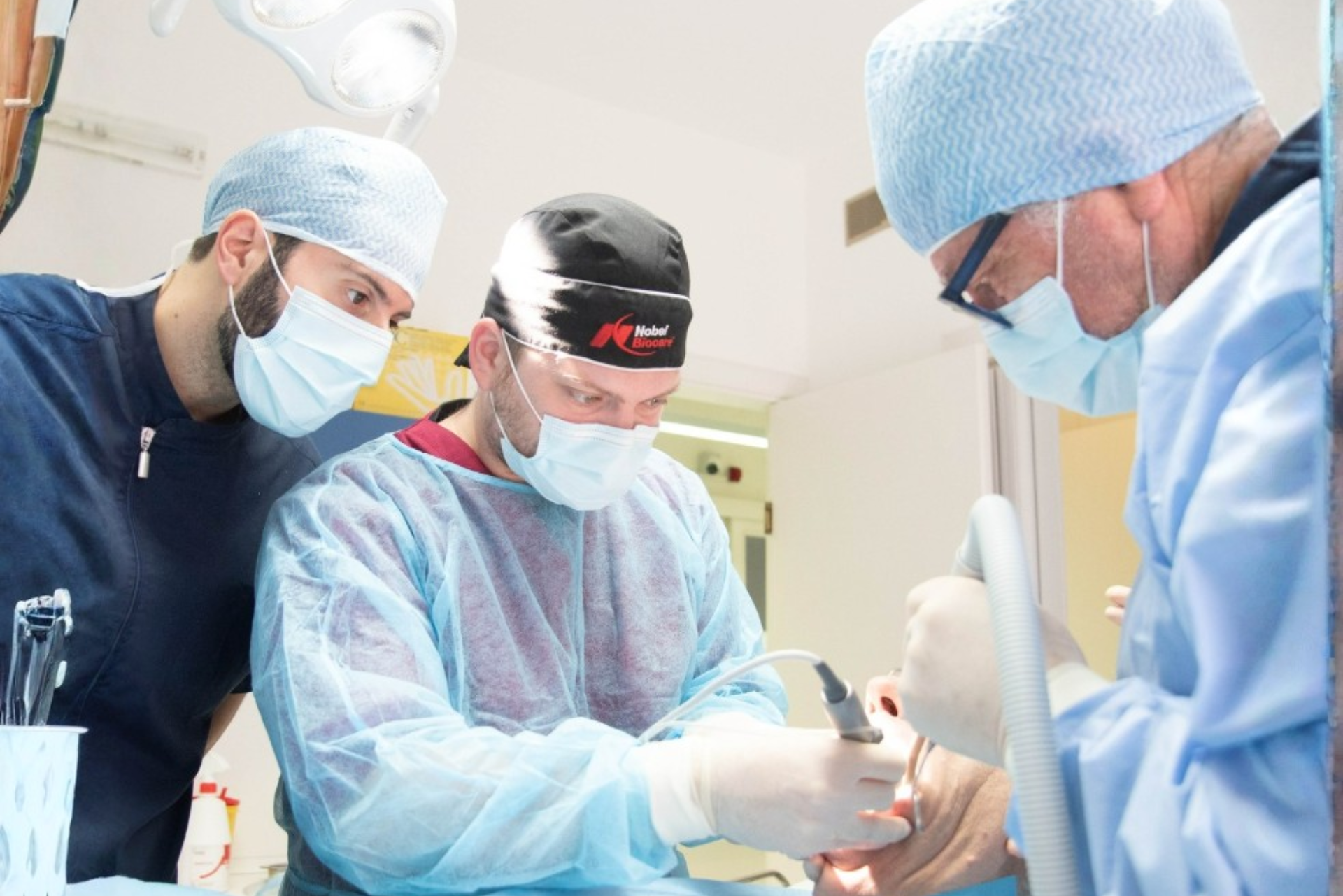 Un team di professionisti dentali al lavoro durante una procedura clinica